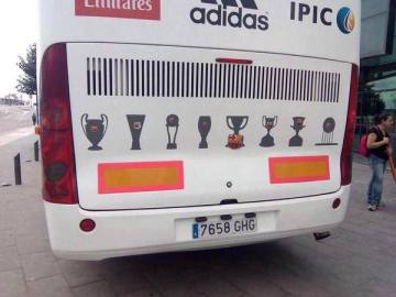 Pegatinas del Barça en el autobús del Madrid