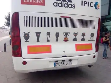 Pegatinas del Barça en el autobús del Madrid Pegatinas del Barça en el autobús del Madrid