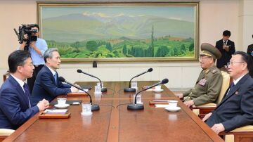 Las dos Coreas mantienen reuniones para poner fin a la crisis militar
