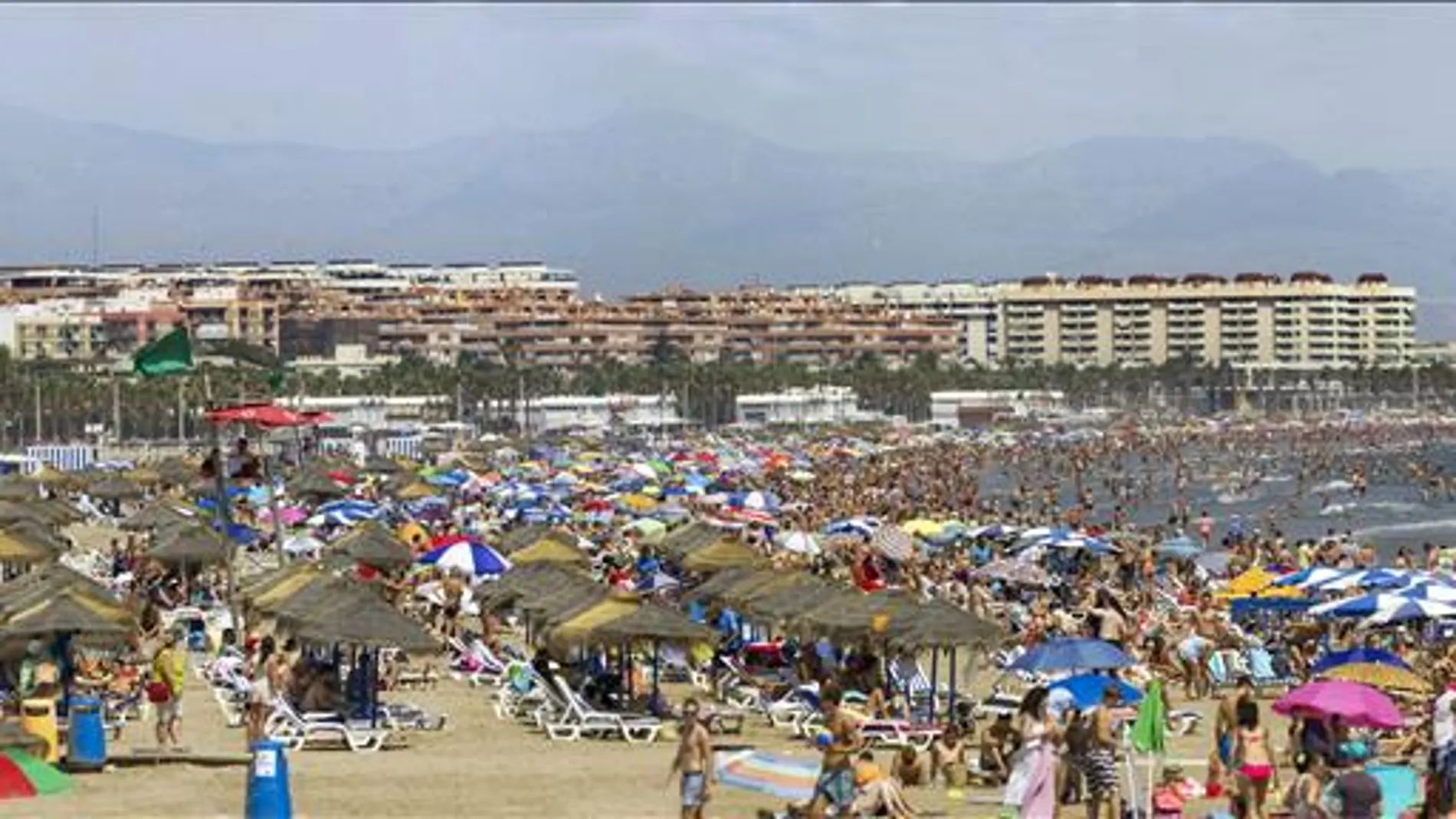 Turistas en las playas valencianas Turistas en las playas valencianas