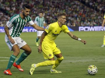 Samu Castillejo lleva el balón ante el Betis