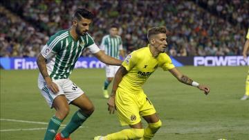 Samu Castillejo lleva el balón ante el Betis