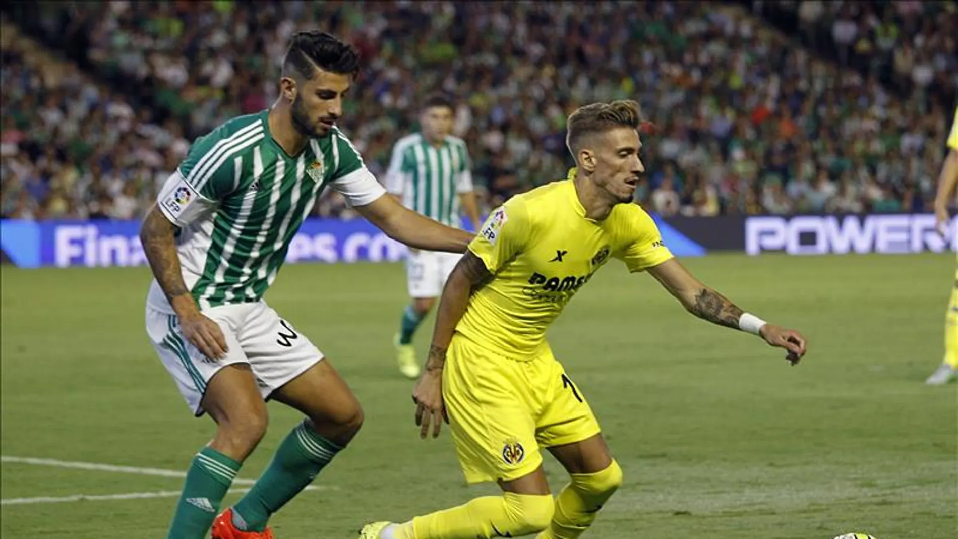 Samu Castillejo lleva el balón ante el Betis Samu Castillejo lleva el balón ante el Betis