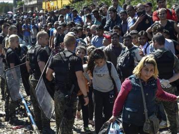 Miles de refugiados se concentran en la frontera de Macedonia y Grecia