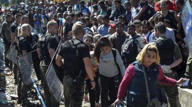 Miles de refugiados continúan entrando en Macedonia a través de la frontera con Grecia