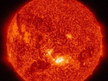 Imagen capatada por la NASA del momento en que el sol recibe una llamarada.