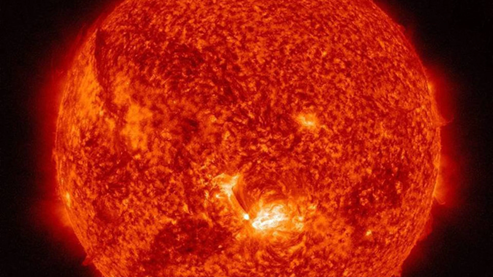 Imagen capatada por la NASA del momento en que el sol recibe una llamarada. Imagen capatada por la NASA del momento en que el sol recibe una llamarada.