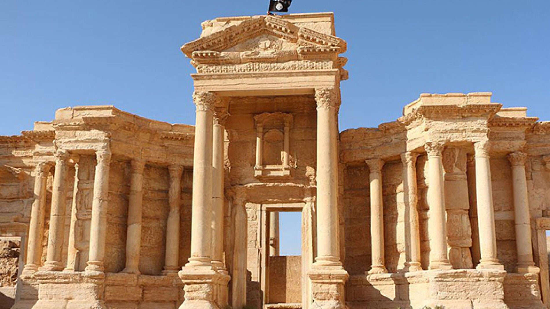 Uno de los templos en Palmira coronado por una bandera del EI