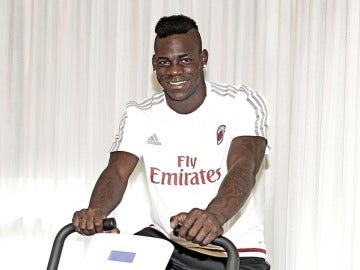 Balotelli, pasando el reconocimiento médico con el Milán