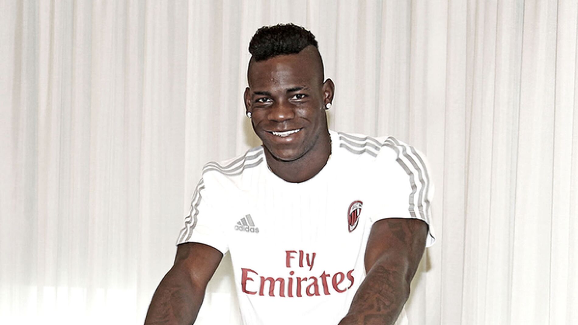 Balotelli, pasando el reconocimiento m&eacute;dico con el Mil&aacute;n