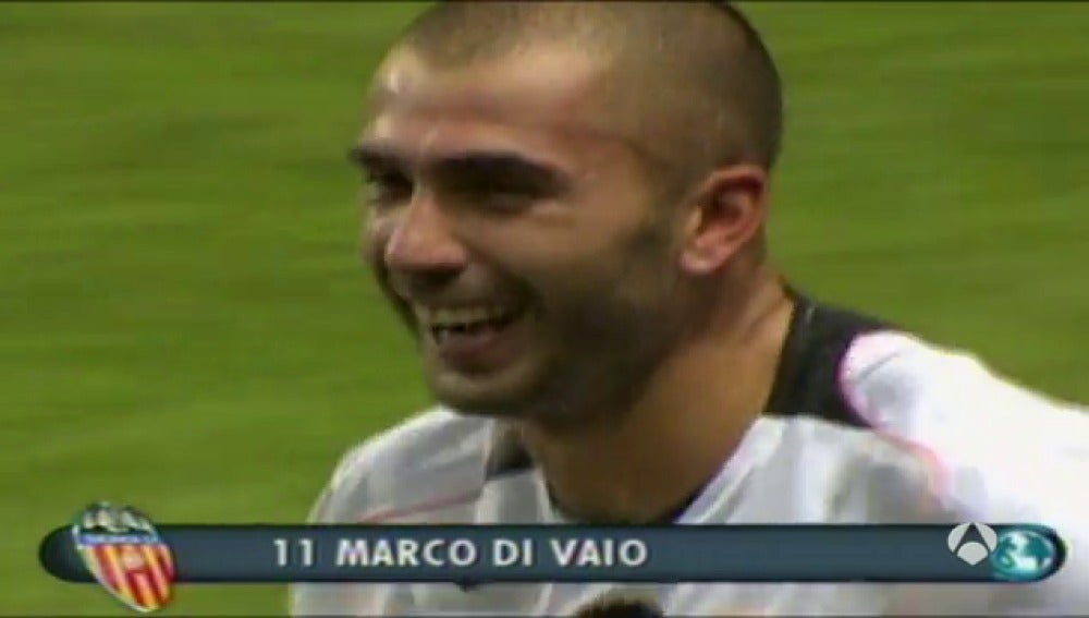 Marco Di Vaio celebra su gol en la Supercopa de Europa