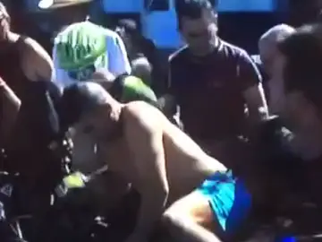 Un aficionado intenta robar la bici a un ciclista en la Vuelta Un aficionado intenta robar la bici a un ciclista en la Vuelta