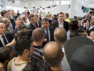 Sigmar Gabriel, durante su visita al hogar para refugiados de Heidenau Sigmar Gabriel, durante su visita al hogar para refugiados de Heidenau