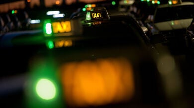 Imputado un taxista por pararse a dormir en plena ruta con clientes para que se le pasara su embriaguez