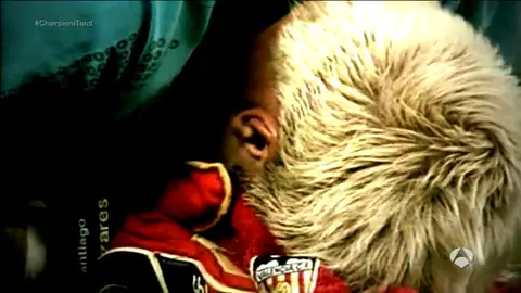 Santi Cañizares llora en el terreno de juego Santi Cañizares llora en el terreno de juego