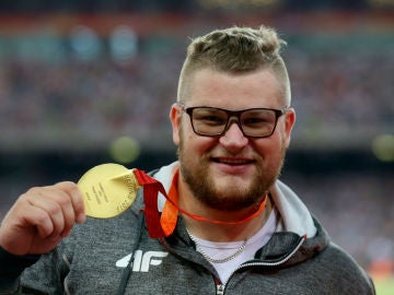 Pawel Fajdek posa sonriente con su medalla de oro en Pekín