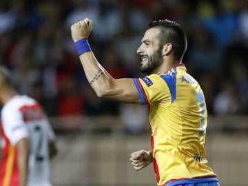 Negredo celebra su gol contra el Mónaco