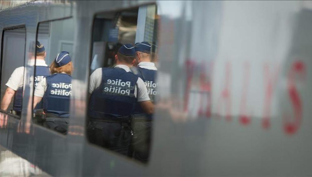 Un policía patrulla un andén del tren Thalys en la Estación Midi, en Bruselas.
