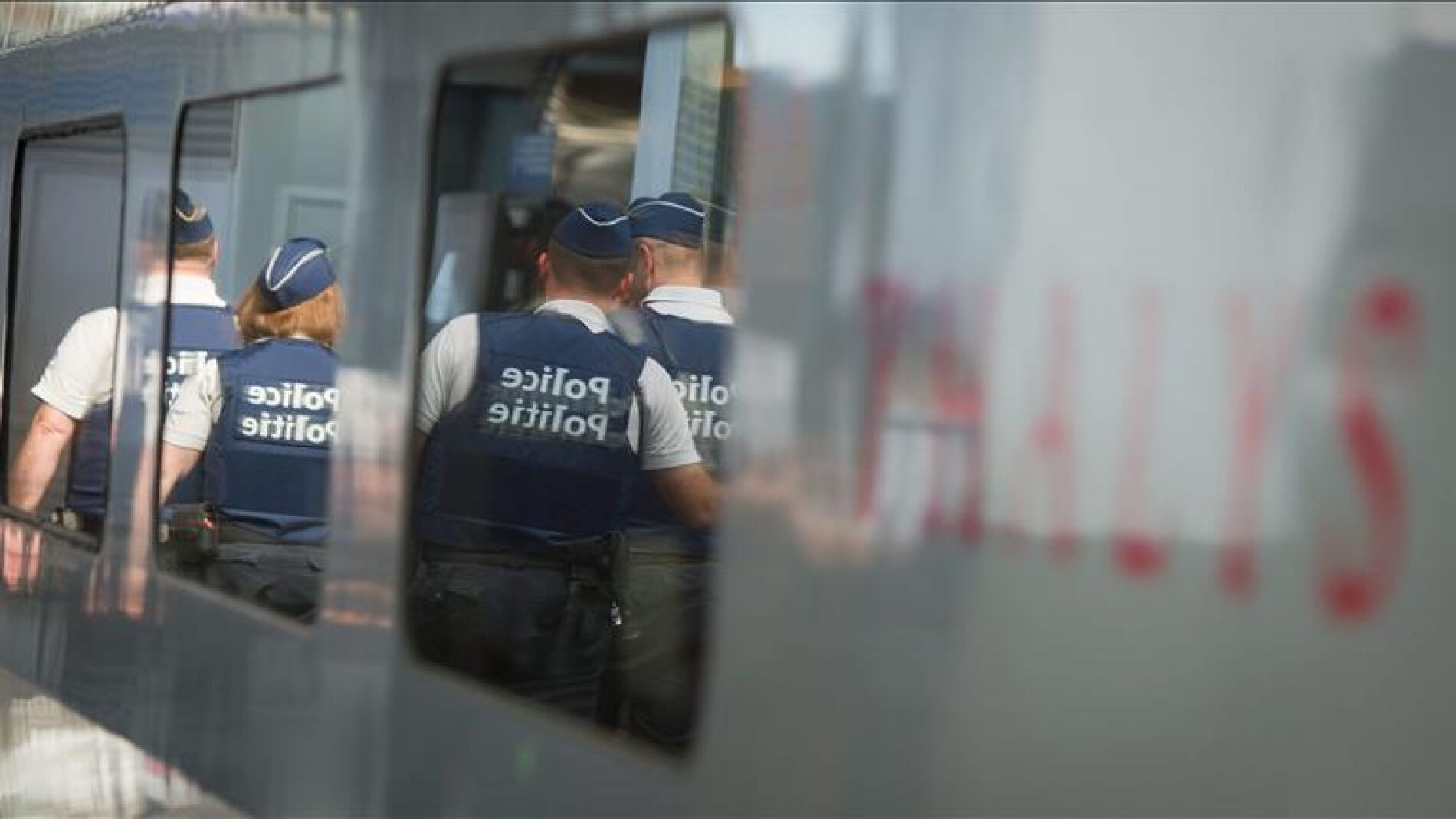 Un polic&iacute;a patrulla un and&eacute;n del tren Thalys en la Estaci&oacute;n Midi, en Bruselas. 