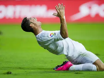 Cristiano Ronaldo se lamenta tras fallar una ocasión de gol Cristiano Ronaldo se lamenta tras fallar una ocasión de gol