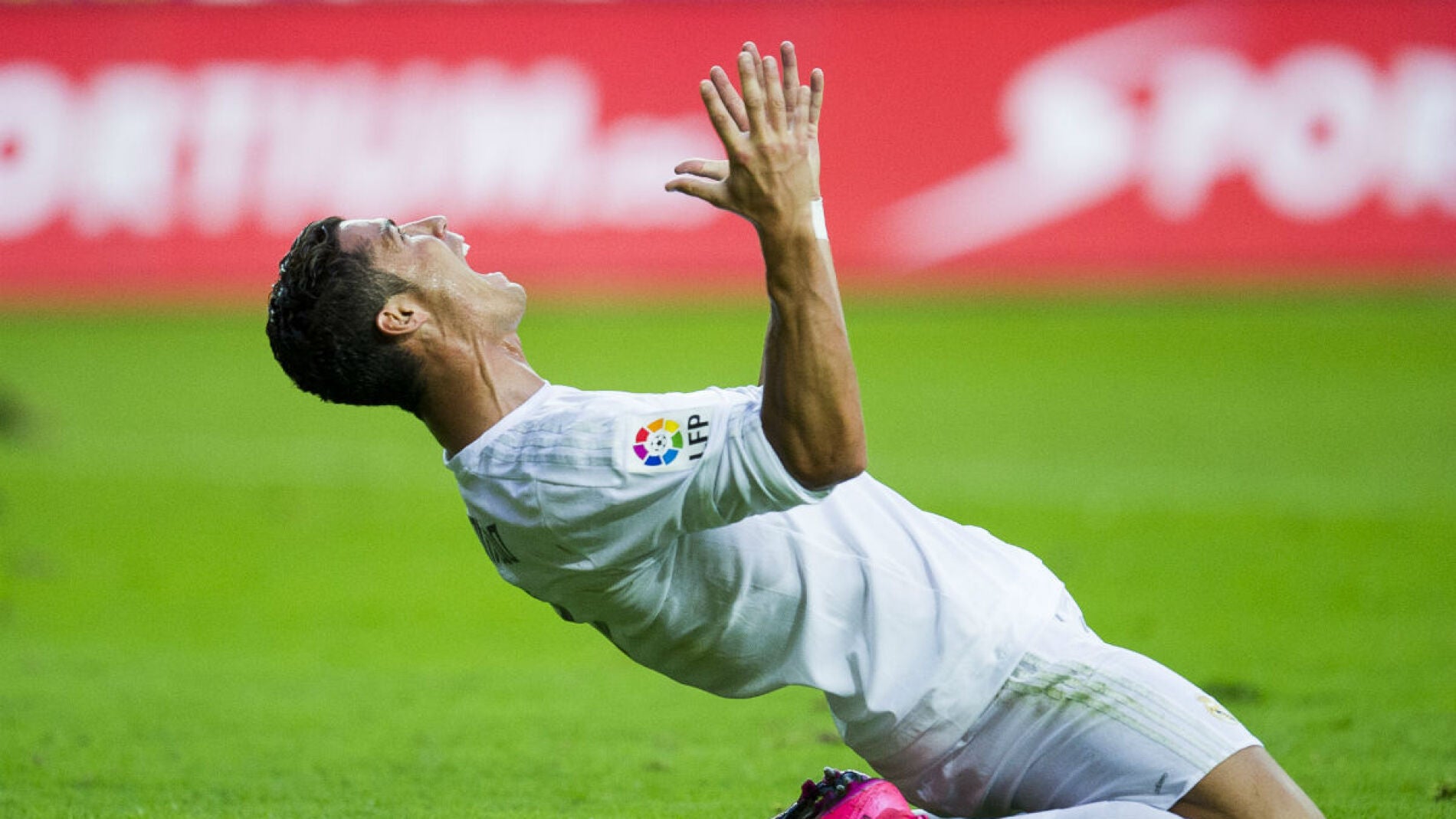 Cristiano Ronaldo se lamenta tras fallar una ocasi&oacute;n de gol