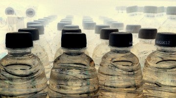 Si reutilizas ls botellas de agua... ojo.