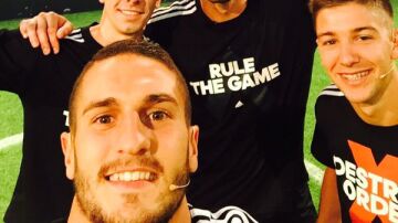 Koke, junto a Vietto en un acto de adidas