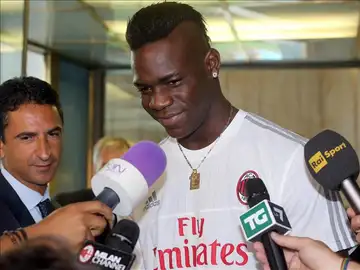 Mario Balotelli atiende a los medios Mario Balotelli atiende a los medios