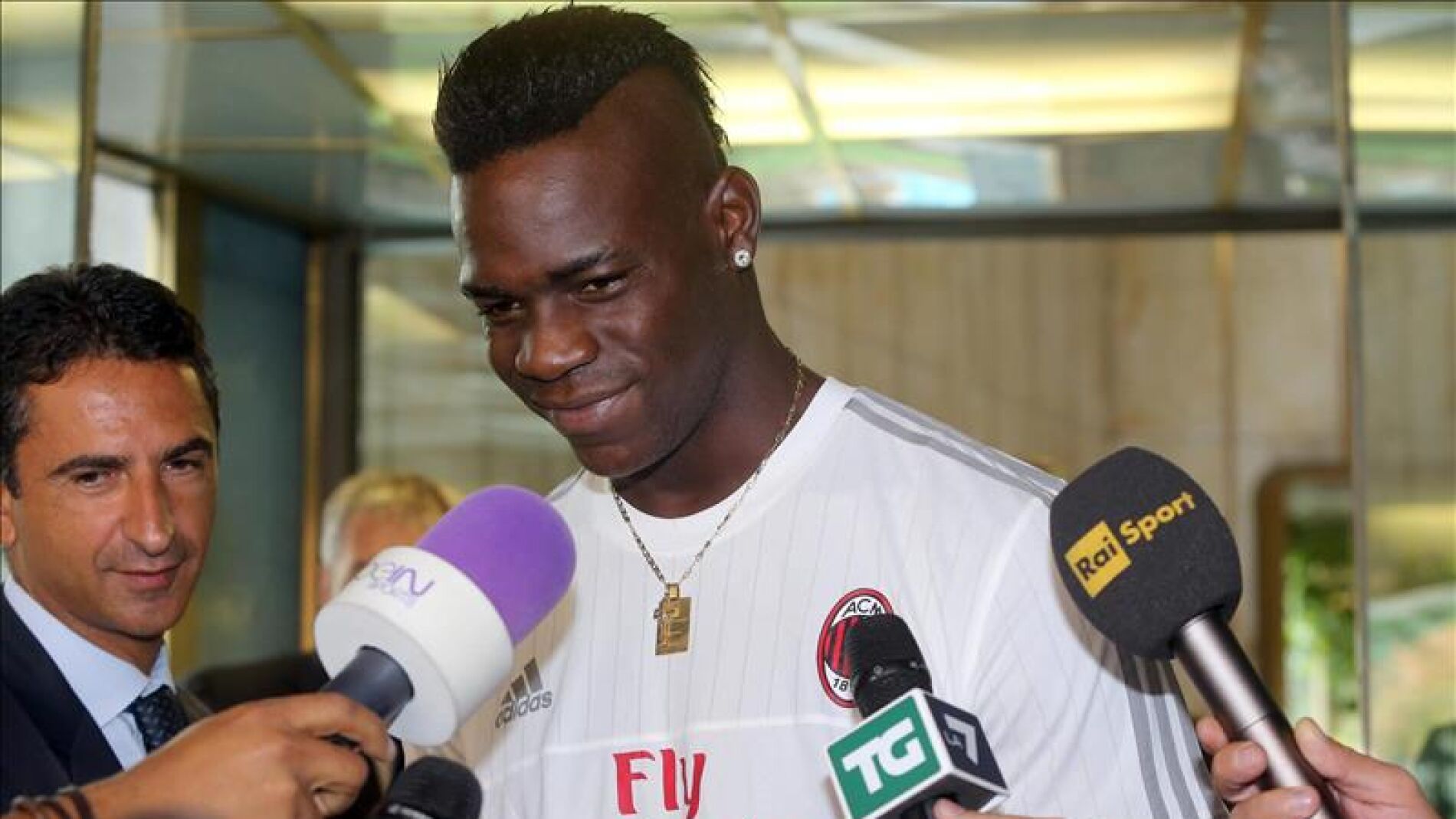 Mario Balotelli atiende a los medios