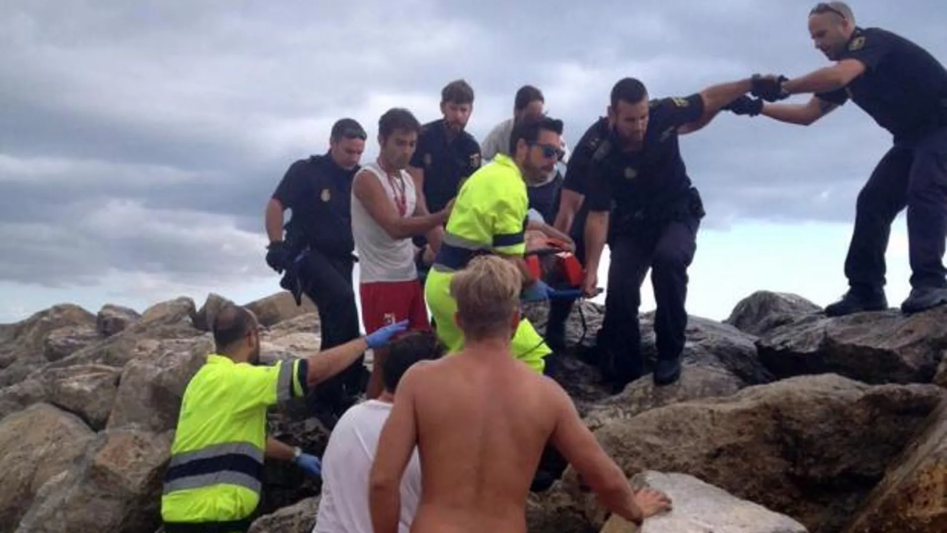 Rescate del matrimonio anciano en la playa de El Molinar en Mallorca Rescate del matrimonio anciano en la playa de El Molinar en Mallorca