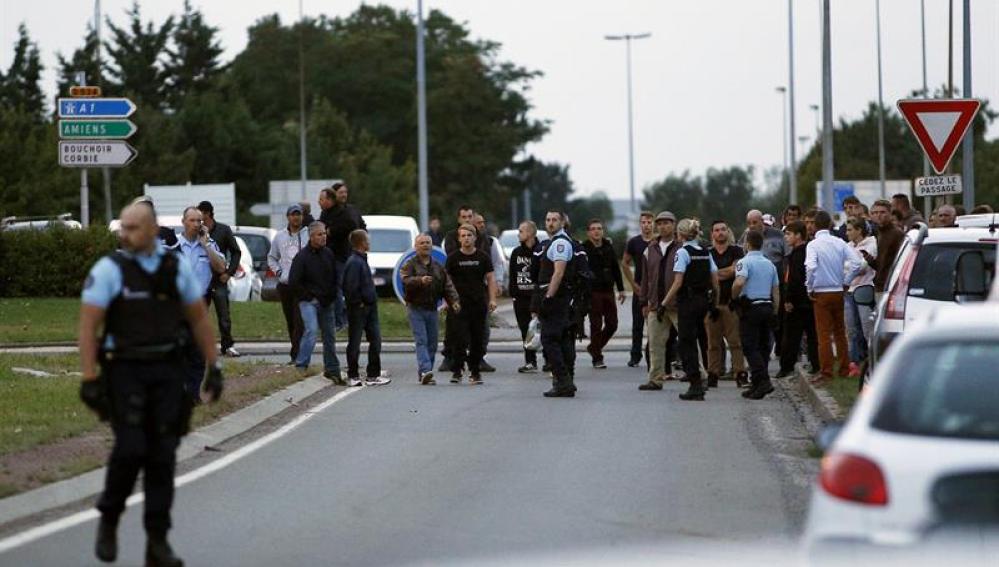 Oficiales de Policía cerca del campamento nómada francés donde se ha registrado el tiroteo.