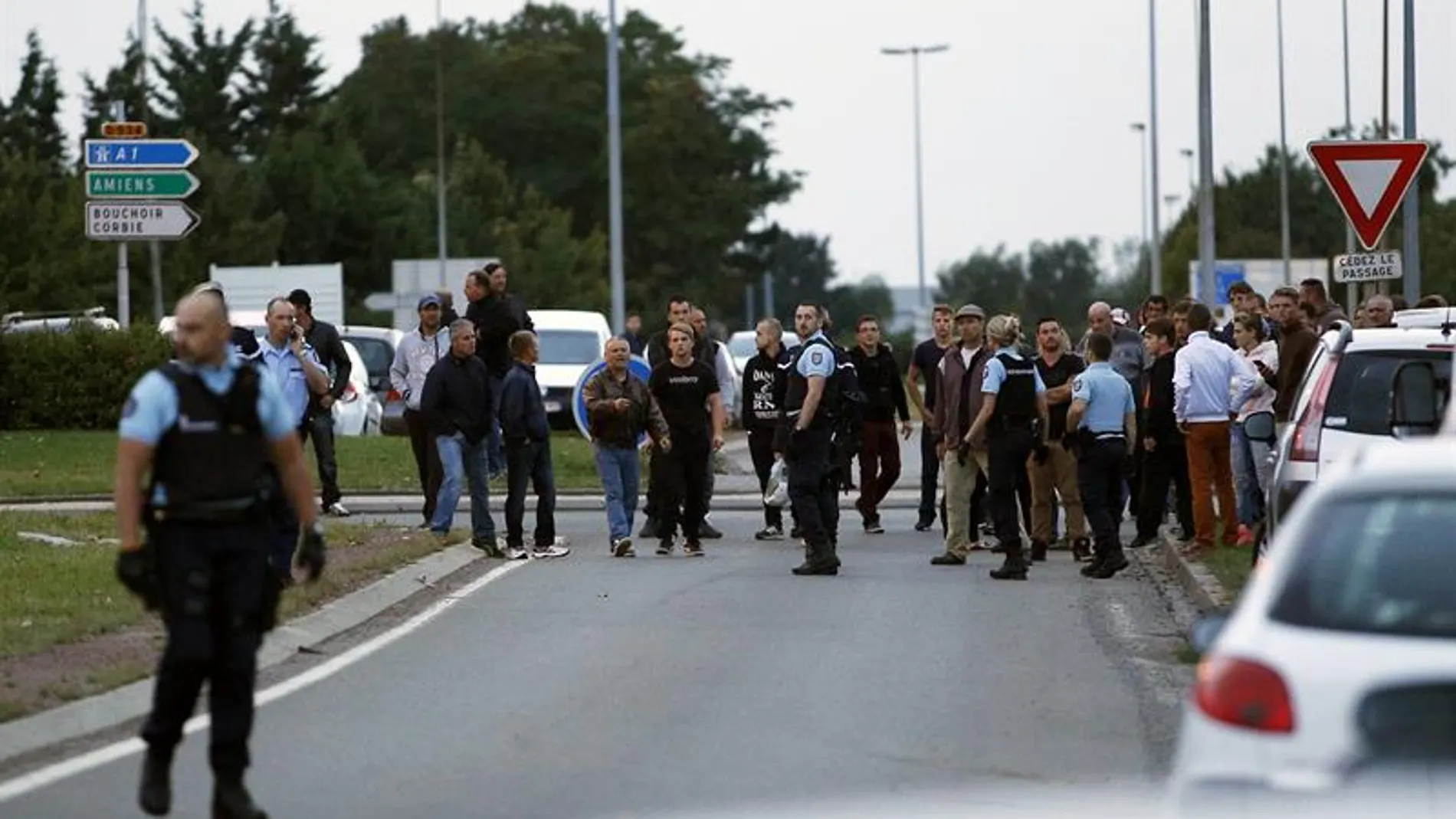 Oficiales de Policía cerca del campamento nómada francés donde se ha registrado el tiroteo. Oficiales de Policía cerca del campamento nómada francés donde se ha registrado el tiroteo.