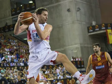 Pau Gasol captura un rebote contra Macedonia Pau Gasol captura un rebote contra Macedonia