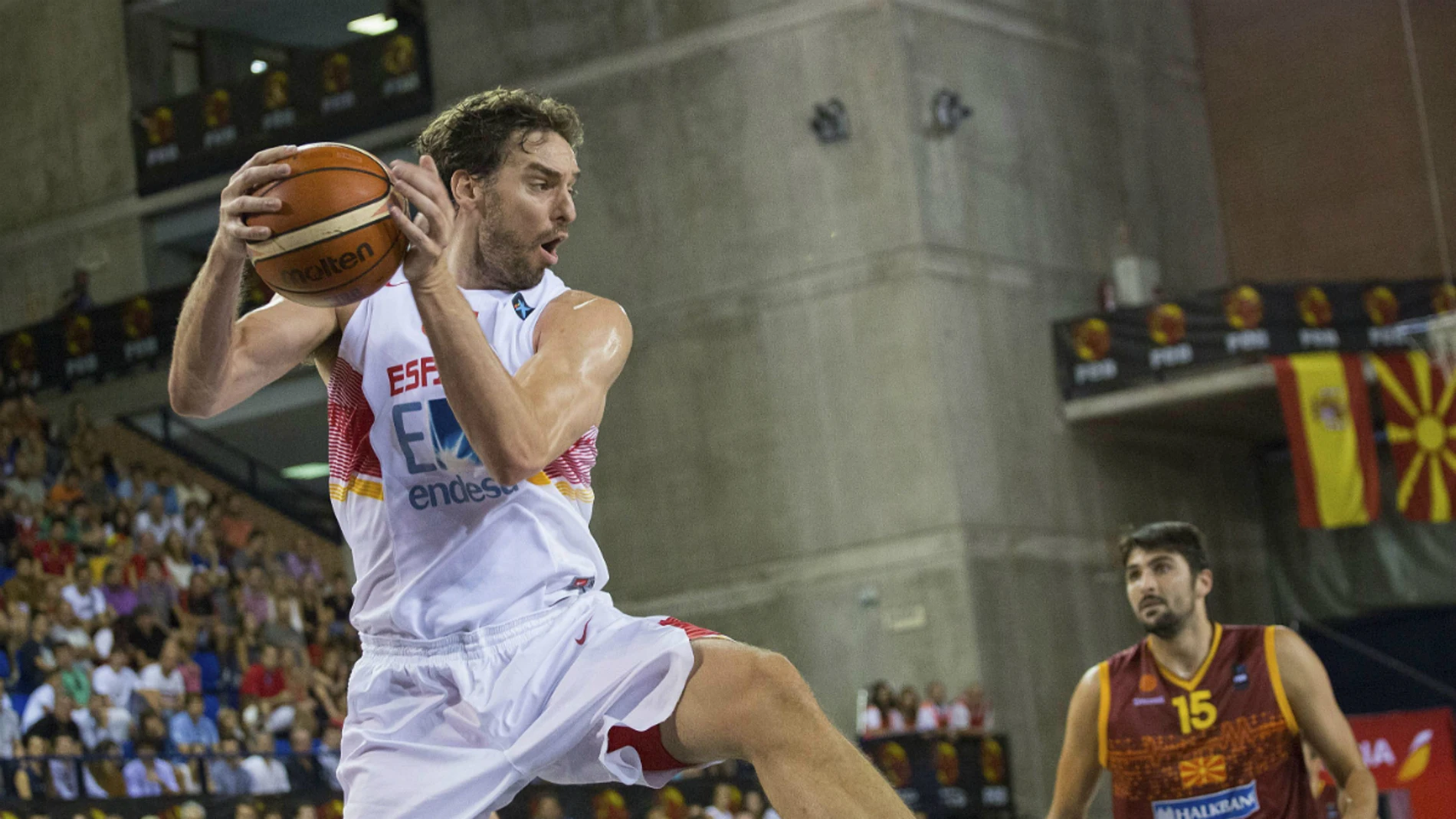 Pau Gasol captura un rebote contra Macedonia Pau Gasol captura un rebote contra Macedonia