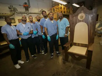 Los presos posan con la silla papal Los presos posan con la silla papal