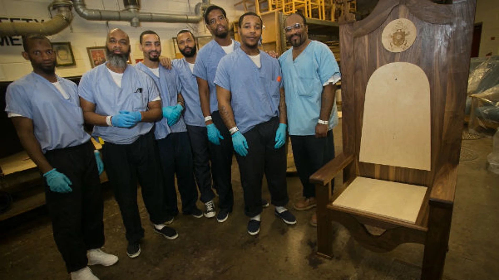 Los presos posan con la silla papal Los presos posan con la silla papal