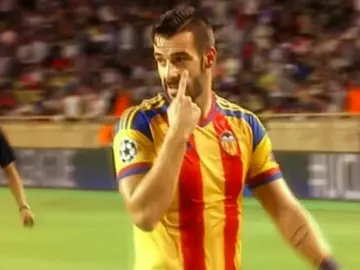 Negredo, discutiendo con Rizzoli Negredo, discutiendo con Rizzoli