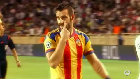 Negredo, discutiendo con Rizzoli Negredo, discutiendo con Rizzoli