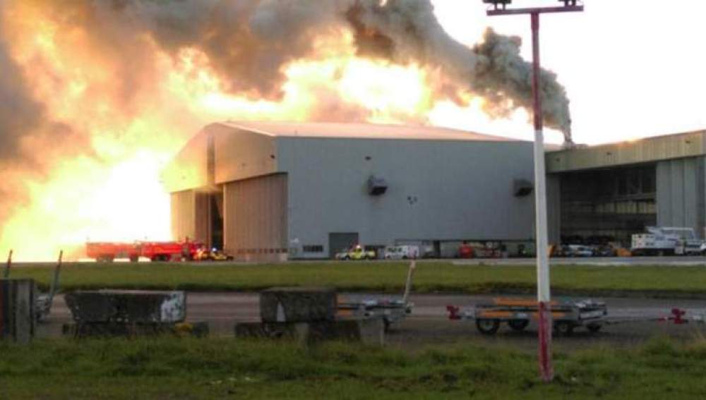 Imagen del incendio producido en una nave del aeropuerto de Dublín