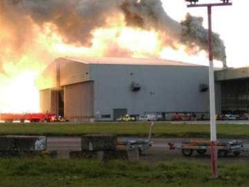 Imagen del incendio producido en una nave del aeropuerto de Dublín