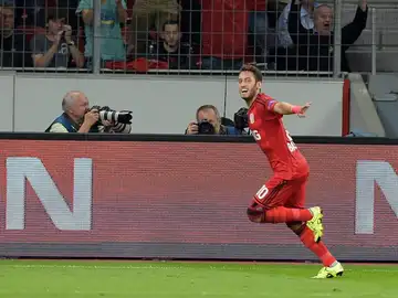 Hakan Calhanoglu del Leverkusen celebra su gol ante la Lazio Hakan Calhanoglu del Leverkusen celebra su gol ante la Lazio