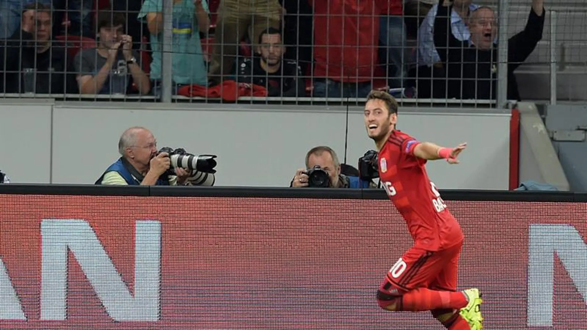 Hakan Calhanoglu del Leverkusen celebra su gol ante la Lazio 