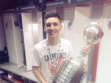 Matías Kranevitter posando con un trofeo Matías Kranevitter posando con un trofeo
