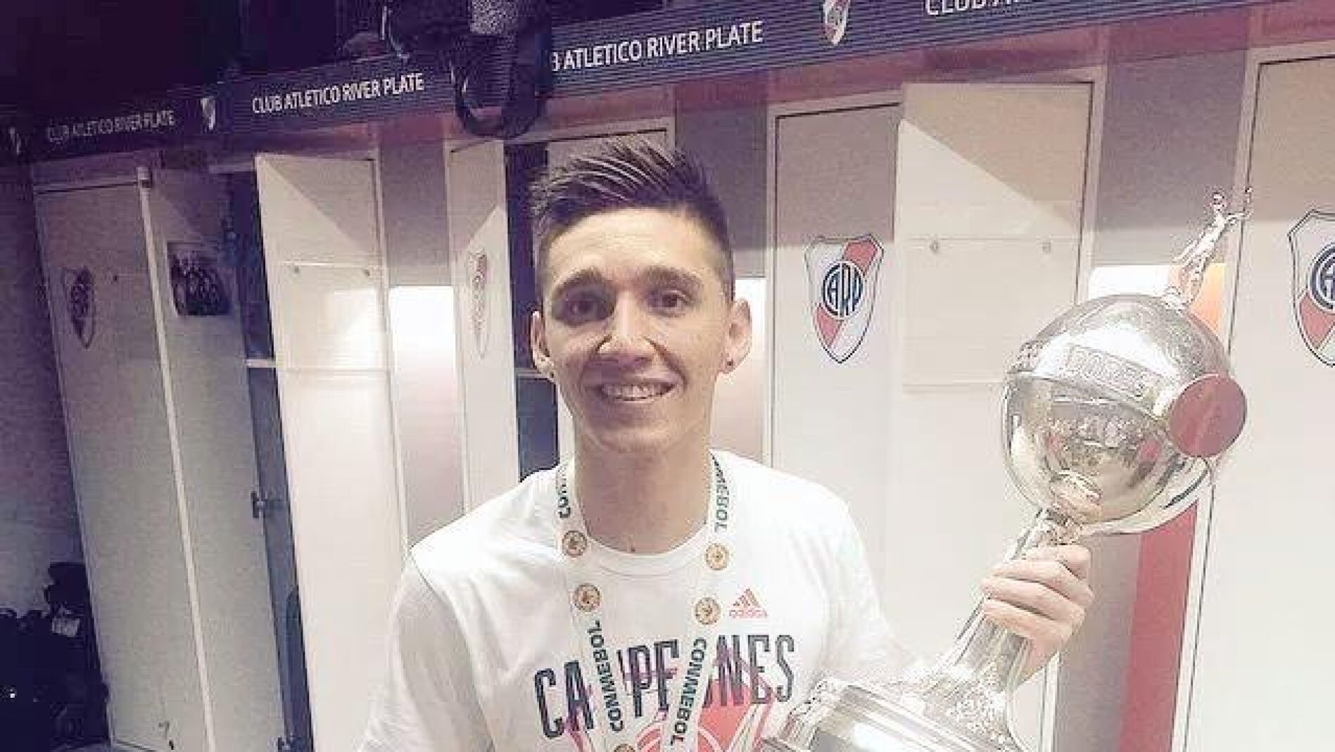 Mat&iacute;as Kranevitter posando con un trofeo
