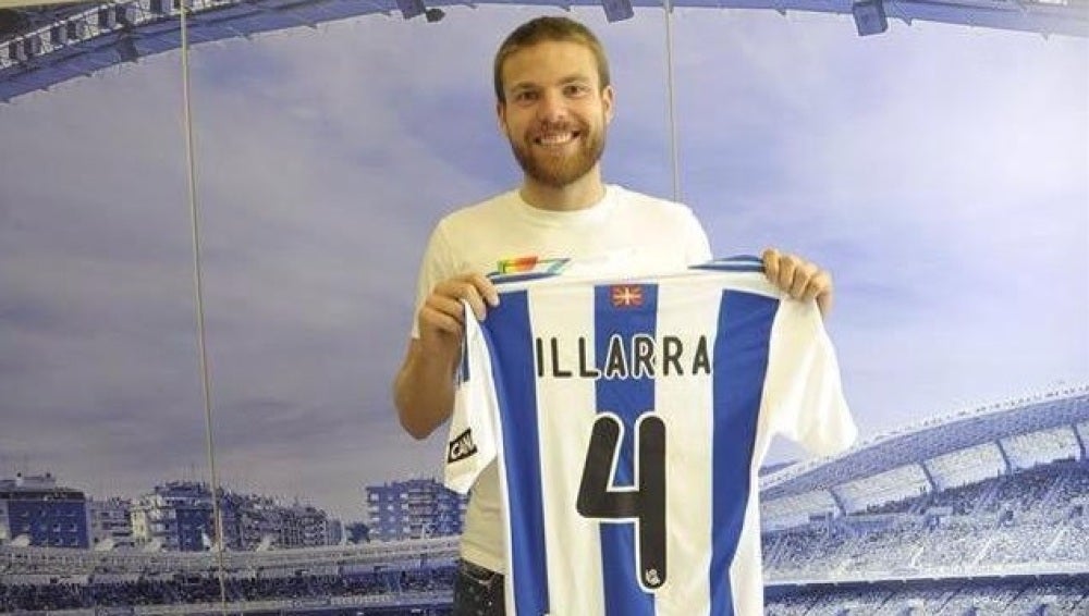 Asier Illarramendi posa con la camiseta de la Real Sociedad