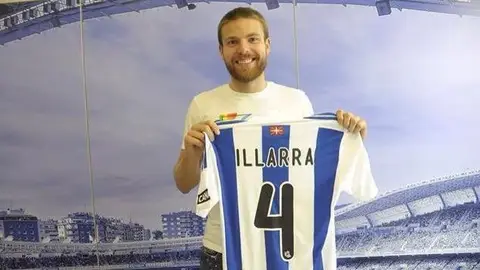 Asier Illarramendi posa con la camiseta de la Real Sociedad Asier Illarramendi posa con la camiseta de la Real Sociedad