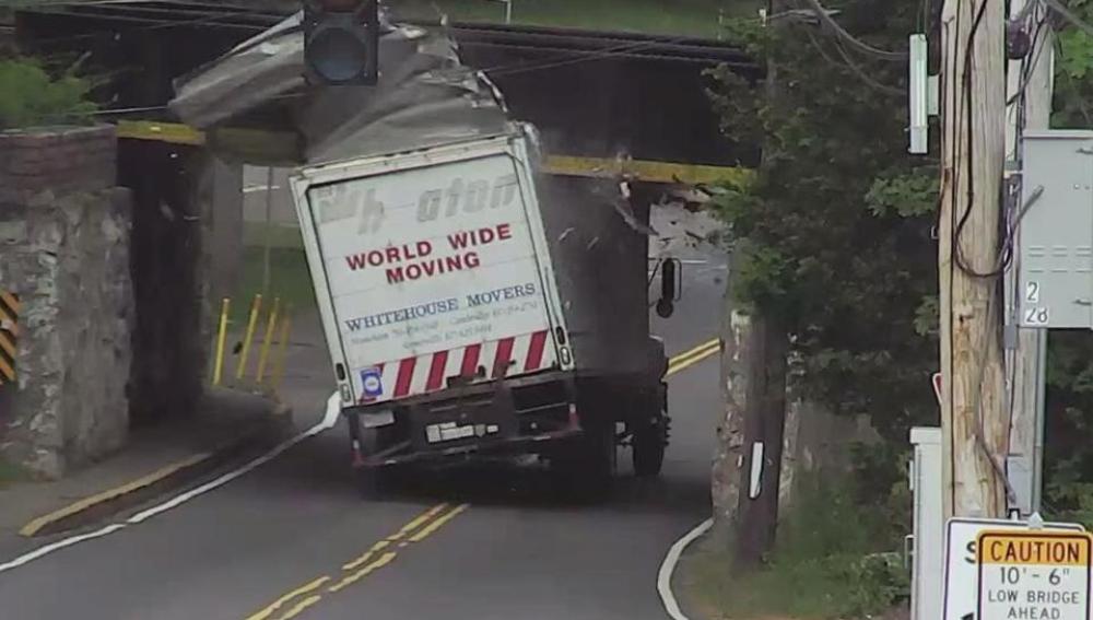 Momento en el que el camión colisiona con el túnel