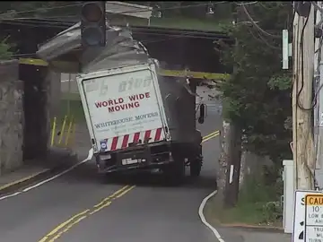 Momento en el que el camión colisiona con el túnel Momento en el que el camión colisiona con el túnel