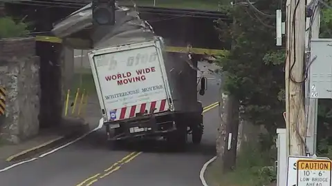 Momento en el que el camión colisiona con el túnel Momento en el que el camión colisiona con el túnel