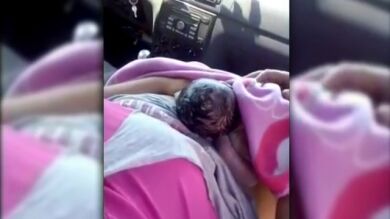 Una mujer da a luz en un coche ayudada por sus familiares en una autovía de Córdoba